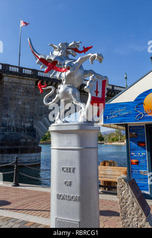 Drago tradizionale confine marker che indica il confine della città di Londra, Lake Havasu City, western Arizona, Stati Uniti. Foto Stock