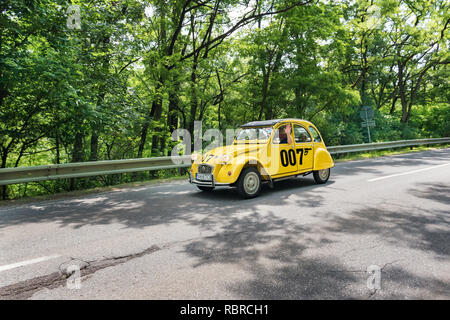 MALACKY, Slovacchia - 2 giugno 2018: Citroën 2CV 007 edition prende parte in esecuzione durante il veterano della vettura da rally Kamenak 2018 al Kamenny mlyn roadhous Foto Stock