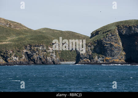 Georgia del Sud, re Haakon Bay, grotta Cove. Area dove il James Caird atterrato dopo Shackletonâ€™s epic tentativo di salvataggio da Elephant Island nel maggio 1916 Foto Stock