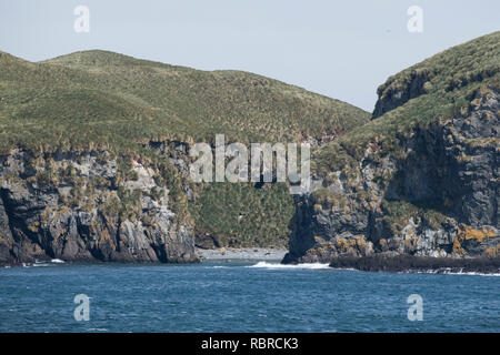 Georgia del Sud, re Haakon Bay, grotta Cove. Area dove il James Caird atterrato dopo Shackleton epico di tentativo di salvataggio da Elephant Island nel maggio 1916 d Foto Stock