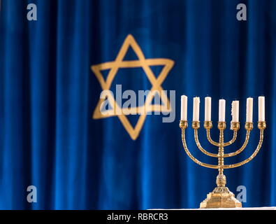 Il menorah e la stella di Davide. Estinto candele su la menorah. Il menorah e la stella di Davide. Foto Stock