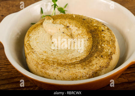 Humus vegetariano con semi di sesamo e foglie di timo Foto Stock