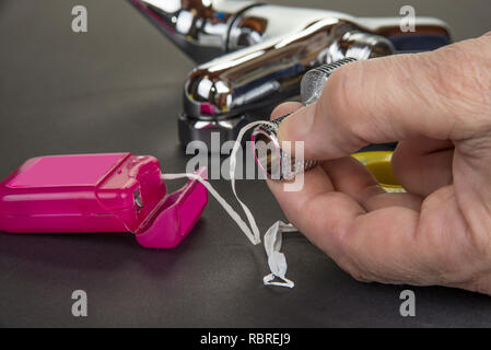 Plumber sta mettendo un tubo cavo di tenuta su un raccordo Foto Stock