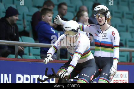 Gran Bretagna Sophie Thornhill (a destra) e il suo pilota di Helen Scott (sinistra) festeggiare la conquista la femmina B 1000m Prova a tempo, durante il giorno uno del Manchester Paracycling International presso la HSBC UK National centro ciclistico, Manchester. Foto Stock