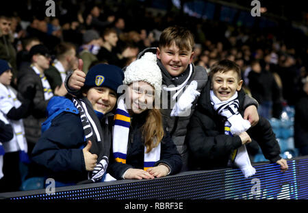 Giovani Leeds United fans in stand durante il cielo di scommessa match del campionato a Elland Road, Leeds. Foto Stock