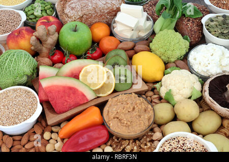 Super cibo per i vegani con frutta e verdura, tofu tofu, mandorla di burro e yogurt, spice, cereali, noci, semi, pane integrale. Alta in antioxid Foto Stock