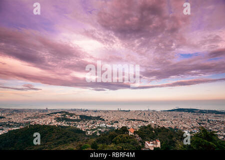 Barcellona, Spagna. Vista aerea sera il panorama del paesaggio urbano della città dalla montagna di Tibidabo. Foto Stock