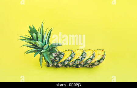 Fetta di ananas in colori pastello sfondo.frutto ristoro e il concetto di estate idea Foto Stock