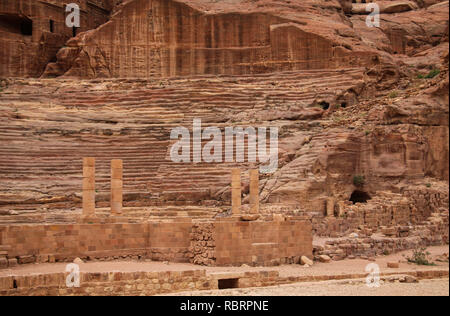 Teatro romano in antichi arabi Nabataean unito città di Petra. Giordania Foto Stock