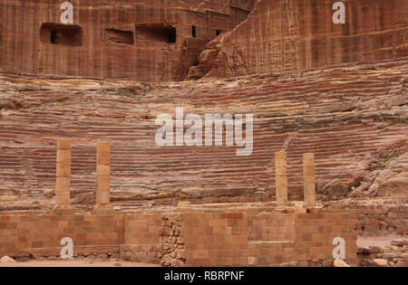 Teatro romano in antichi arabi Nabataean unito città di Petra. Giordania Foto Stock