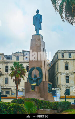 Alessandria, Egitto - 19 dicembre 2017: la statua in bronzo di Saad Zaghloul sul alto piedistallo di pietra decora la stessa named square, situato in histo Foto Stock