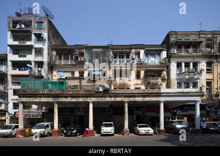 Gli edifici coloniali in Bo Aung Kyaw Street, Yangon, Myanmar, Asia Foto Stock