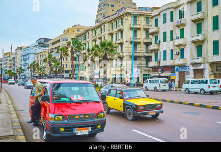 Alessandria, Egitto - 19 dicembre 2017: Il passeggero passeggiate fuori dal pubblico microbus in Corniche Avenue, il 19 dicembre ad Alessandria. Foto Stock