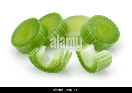 Fresche a fette aglio verde isolato su sfondo bianco Foto Stock