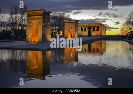 Temple de Debod (Tempio di Debod) in Spagna a Madrid al tramonto nel mese di gennaio con le luci accese. Foto Stock