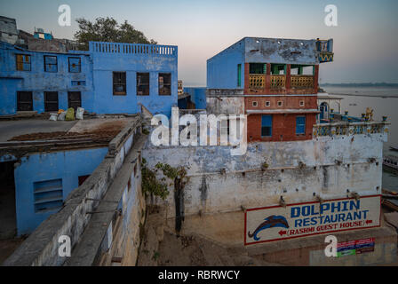 Vecchi edifici del patrimonio con alcuni blu dipinto di bianco di Varanasi, India al tramonto dopo il tramonto. Foto Stock