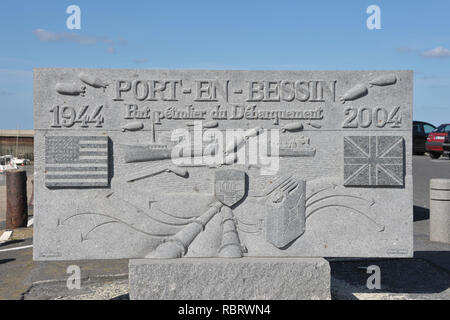 Pietra commemorativa che illustra la guerra mondiale due operazioni in Port-en-Bessin-Huppain, Normandia, Francia Foto Stock