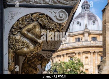 Incisioni su una porta in Oxford, detto di avere ispirato CS Lewis carattere del signor Tumnus, da il leone, la strega e l'armadio Foto Stock