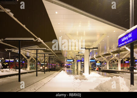 Salzburg Salzburg Hauptbahnhof stazione ferroviaria, il treno, neve nel Flachgau, Salisburgo, Austria Foto Stock