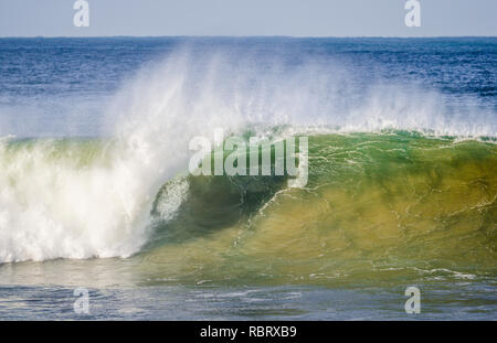 Grande onda di rottura che esplode sulla riva Foto Stock