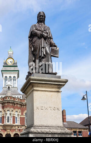 Isaac Newton statua e Guildhall Arts Center, San Pietro Hill, Grantham, Lincolnshire, England, Regno Unito Foto Stock