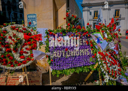 SANTIAGO, Cile - 13 settembre 2018: veduta esterna del mazzo di fiori davanti al monumento a Salvador Allende Gossens in Santiago de Cile Foto Stock