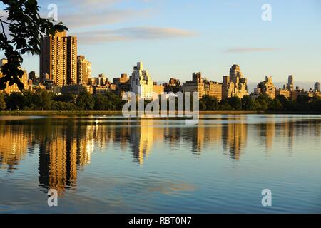 Skyline della città che riflette nell'acqua Foto Stock