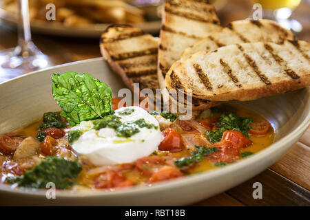 Burrata con pane tostato close up Foto Stock