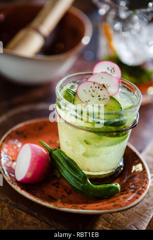 Il cetriolo Shishito Cocktail di pepe Foto Stock
