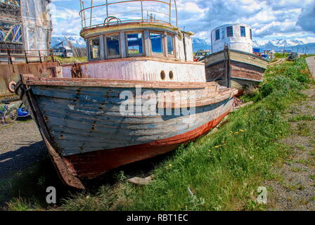 Barca abbandonati arenarsi in Alaska Foto Stock