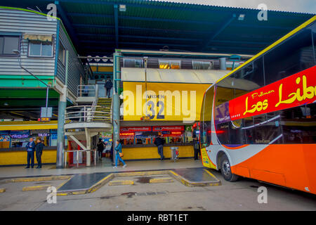 SANTIAGO DEL CILE - Ottobre 09, 2018: veduta esterna di autobus parcheggiato in una fila all'interno del terminale a piattaforme a alla stazione Alameda. Questo è il più grande e il principale terminal degli autobus della città Foto Stock