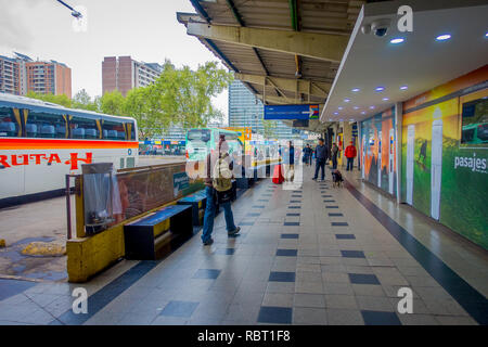 SANTIAGO DEL CILE - Ottobre 09, 2018: veduta esterna di autobus parcheggiato in una fila all'interno del terminale a piattaforme a alla stazione Alameda. Questo è il più grande e il principale terminal degli autobus della città Foto Stock