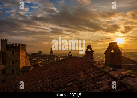 Vista di Arezzo centro storico tramonto skyline con torri medioevali e