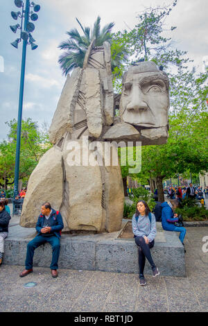 SANTIAGO, Cile - 13 settembre 2018: vista in scultura in Santiago de Chile. La scultura è stata realizzata da Enrique Villalobos a 1992 per commemorare il V centenario di Cristoforo Colombo'voyage in America Foto Stock