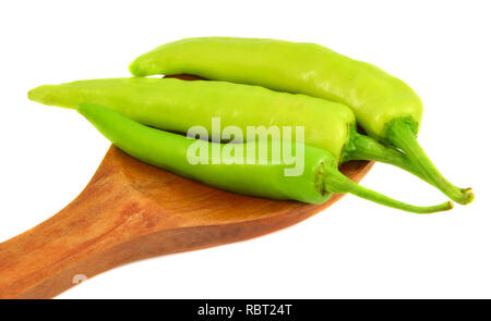 Peperoncino verde isolato - banana peppers chili sul cucchiaio di legno isolato su sfondo bianco - peperoni (Capsicum annuum) Foto Stock