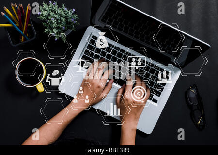 Business lavoro a mano con laptop sulla scrivania in ufficio.vista superiore con spazio copia,laici piana. Foto Stock