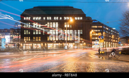 Helsinki, Finlandia - 8 Dicembre 2016: Palazzo all'angolo della strada Arkadiankatu e Mannerheimintie o Mannerheim Avenue in sera notte illumina Foto Stock
