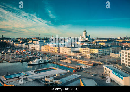 Helsinki, Finlandia - 10 dicembre 2016: vista dall'alto della Piazza del Mercato, Street con il palazzo presidenziale e la Cattedrale di Helsinki. Foto Stock