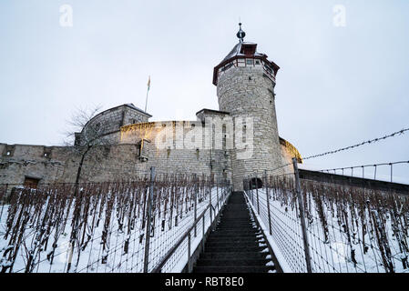 Schaffhausen, SH / Svizzera - Gennaio 5, 2019: Munot Castello e scale leaading attraverso il vigneto coperto di neve profonda Foto Stock