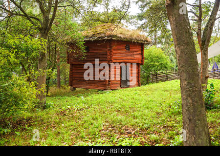 Tradizionale vecchio granaio at Skansen park, il primo open-air museum e zoo, situato sull'Isola Djurgarden a Stoccolma, Svezia. Foto Stock