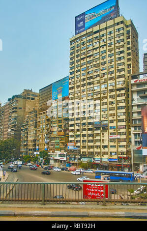 GIZA, Egitto - 19 dicembre 2017: il denso ad alta sorge il rivestimento della Sfinge Square sono sormontate da diversi cartelloni, il 19 dicembre in Giza. Foto Stock