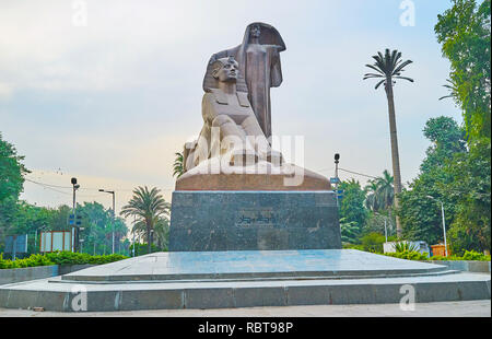 GIZA, Egitto - 19 dicembre 2017: Impressionante Nahdet Masr statua o dell'Egitto risveglio rappresenta la contadina e Sphinx, circondato da lussureggianti greene Foto Stock