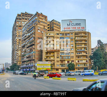 GIZA, Egitto - 19 dicembre 2017: il denso quartieri residenziali presso l Università del Cairo, ponte di collegamento di sito di Giza con Isola di Gezira e del Cairo, sulla Decem Foto Stock