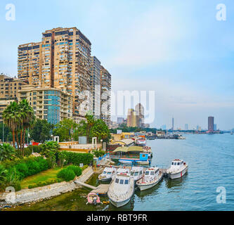 La banca di Giza è coperto con la linea verde di giardini, allungandosi lungo il fiume Nilo in Egitto. Foto Stock