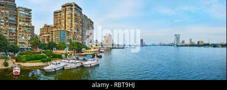 GIZA, Egitto - 19 dicembre 2017: Panorama con la vecchia zona residenziale ad alta sorge lungo il fiume Nilo in banca di Giza, edifici di Rode si avvicinò cautamente per ascoltare e Isola di Gezira è Foto Stock