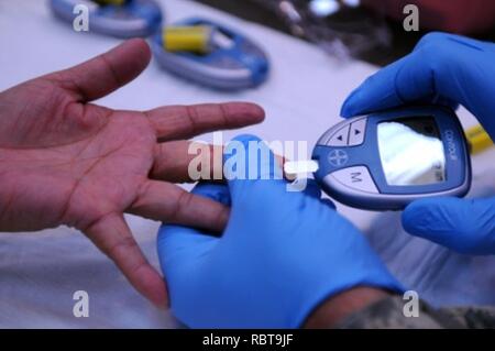 20160202042234A Texas State Guardsman fornisce gratuitamente i servizi di assistenza sanitaria di un Rio Grande Valley residente. Foto Stock