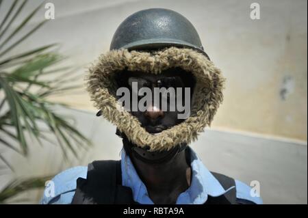 Un membro di un team EOD indossa copricapi protettivi nel corso di una manifestazione organizzata dalle Nazioni Unite Mine Action Service (UNMAS) a Mogadiscio, Somalia, il 4 aprile. L'eliminazione degli ordigni esplosivi (EOD) (8620506999). Foto Stock