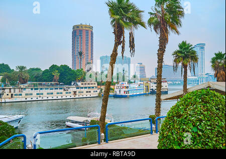 GIZA, Egitto - 19 dicembre 2017: la banca verde dell Isola di Gezira è occupata dalle navi turistiche e ristoranti fluttuanti, ben visto dalla banca di Foto Stock