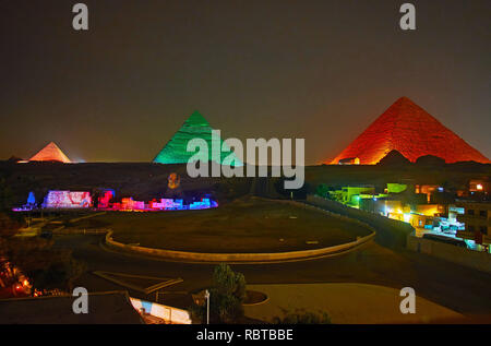 Lo show di luci nella Necropoli di Giza - luci luminose su antiche piramidi e la Grande Sfinge rendono questo luogo uno dei più interessanti per la sera visita, Foto Stock