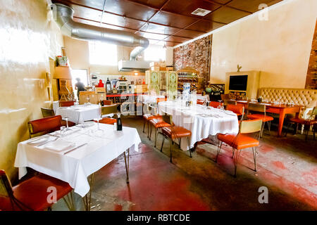 Johannesburg, Sud Africa - 21 Febbraio 2011: interni di Retro Ristorante Bistro in up-area di mercato di Sandton Foto Stock